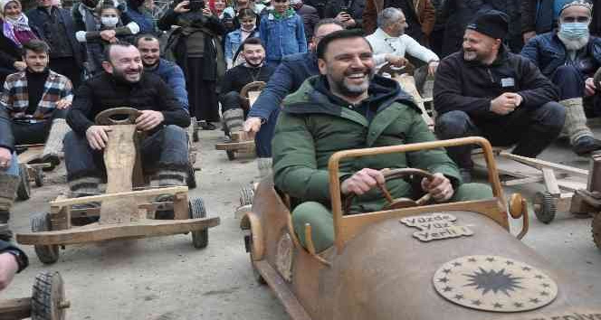 Sanatçı Alişan Rize’de tahta araba yarışına katıldı