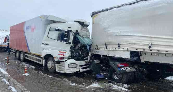 Nevşehir’de kamyon tırla çarpıştı: 1 ölü