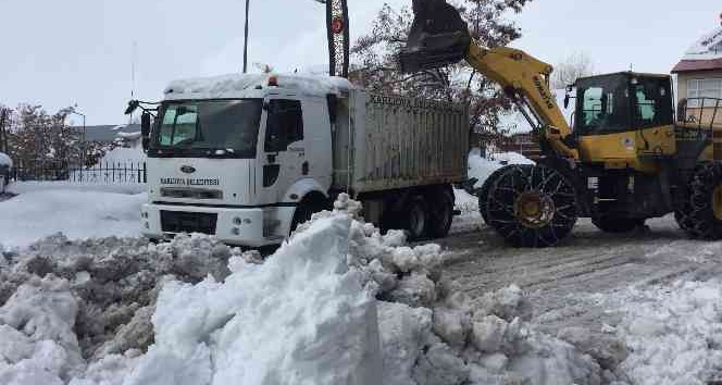 Karlıova’da belediye ekipleri kar temizliğine devam ediyor