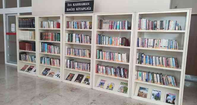 Şair İsa Kahraman’dan DPÜ’ye kitap bağışı