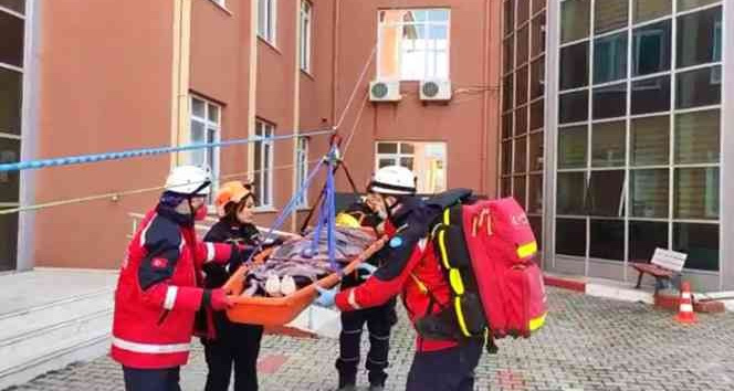 Deprem tahliyesi ve yangın söndürme tatbikatı gerçeği aratmadı