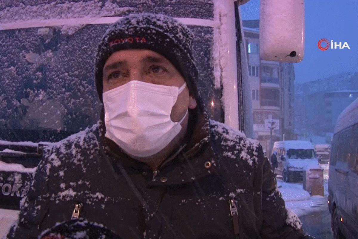 Esenyurt'ta kar yağdı, servis araçları yolda kaldı