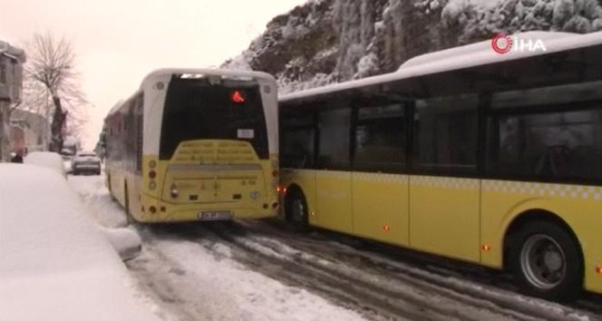Fatihte 3 İETT otobüsü kardan ötürü yolda kaldı
