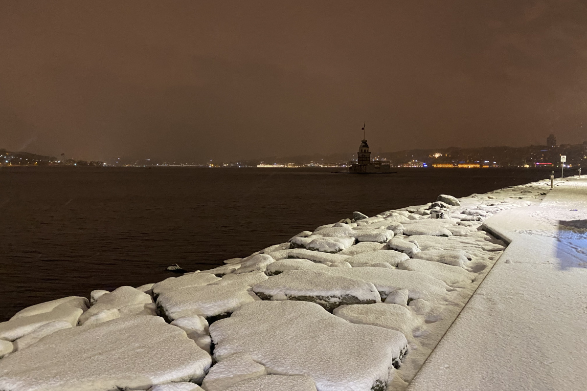 İstanbul Anadolu yakasında sabah saatlerinde kar yağışı etkili oldu