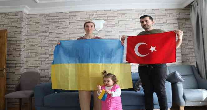 Gözyaşlarıyla Türk eşine kavuşan Ukraynalı kadın: “Annem askerlere yemek yapıyor, babam orduya katıldı, ‘vatan haini değiliz’ dediler ülkeyi terk etmediler”