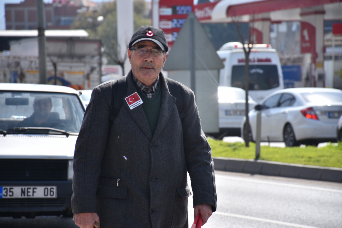 68 yaşında elinde bastonuyla İzmir'den Çanakkale'ye yürüyor