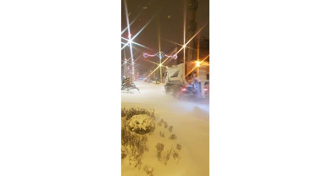 Nevşehir’de kar temizliği ve tuzlama çalışmaları devam ediyor