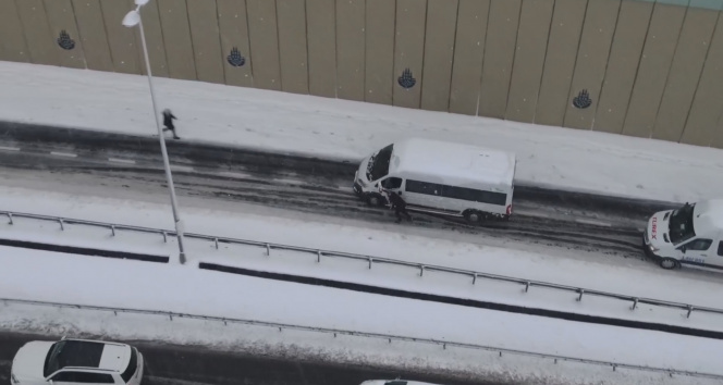 İstanbulda trafiği kilitleyenler, kar lastiksiz yola çıkan ticari araçlar oldu