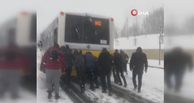 Vatandaşlar yolda kalan İETT otobüsünü böyle itti