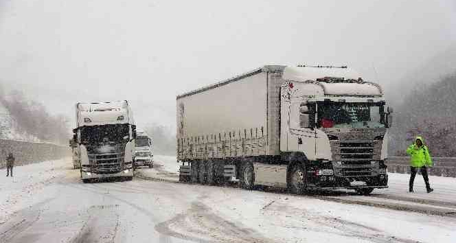 Tokat’ta kar yağışı ve buzlanma ulaşımda aksamalara neden oldu