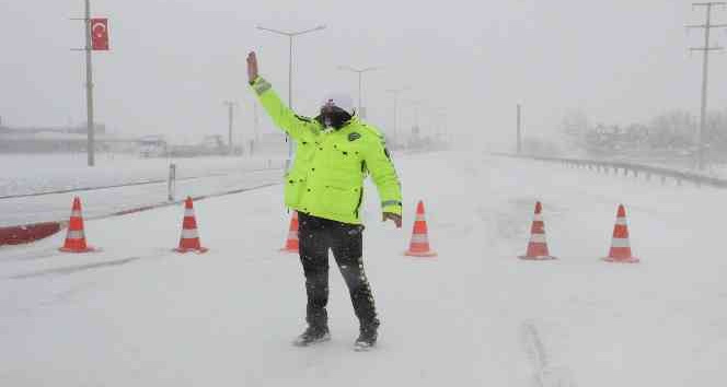 Kar fırtınası Karaman-Mersin karayolunu ulaşıma kapattı