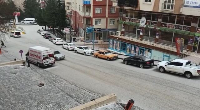 Mardin’de dolu yağışı kenti beyaza bürüdü