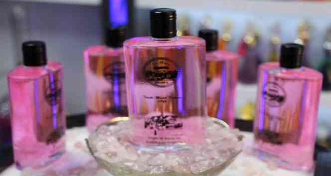 Pembe kuvars taşından üretilen kolonya gençlerin ilgi odağı oldu