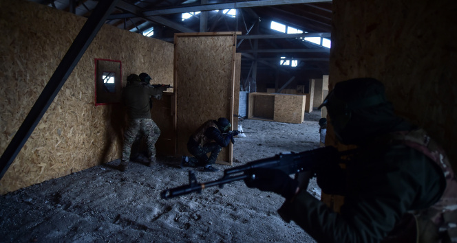 Ukraynada cepheye gidecek sivillere askeri eğitim veriliyor