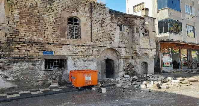 Tarihi evin ön cephesi kısmen göçtü