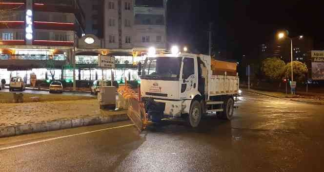 Büyükşehir karla mücadele mesaisinde