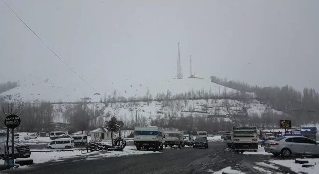Solhan’da kar yağışı nedeniyle 3 köy yolu ulaşıma kapandı