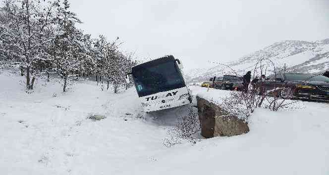 Gümüşhane’de yolcu otobüsü kaza sonrası menfezde asılı kaldı