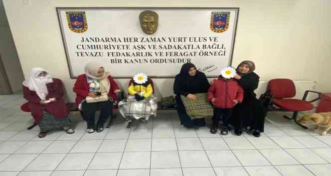 Yolda kalanlara jandarma kucak açtı