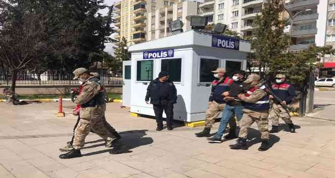 Silahla gasp yapan 2 kişi yakalandı