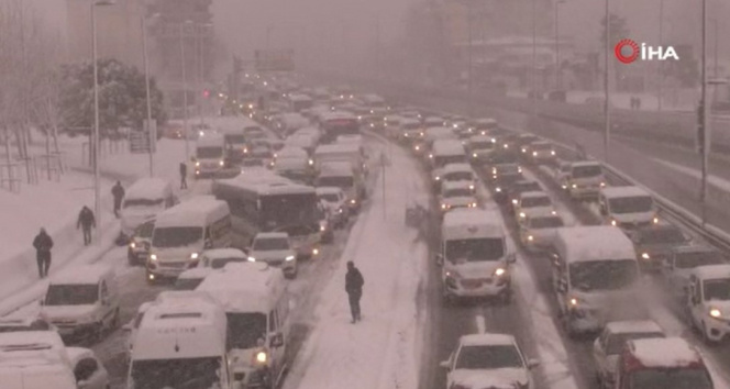 İstanbul kar altında araçlar yolda kaldı