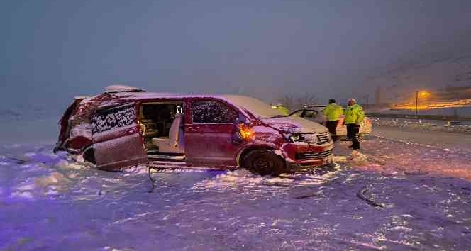 Tırla minibüs çarpıştı: 1 ölü, 5 yaralı