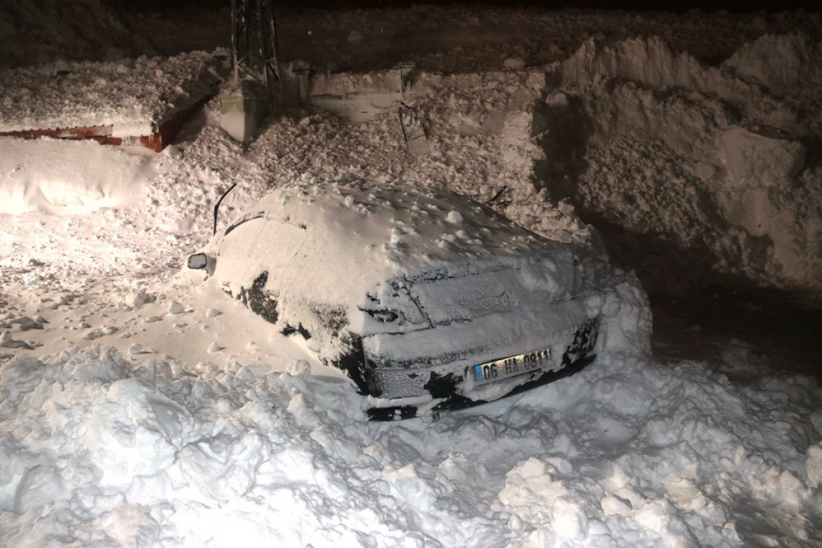 Bitlis'te öğretmenevi bahçesine çığ düştü: 7 araç kara gömüldü