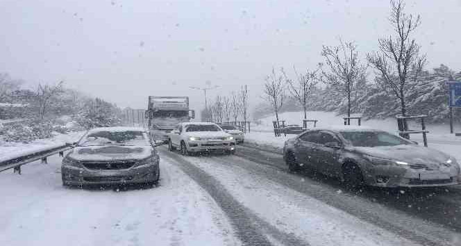 Beykoz’da yoğun kar yağışıyla araçlar yolda kaldı, sürücüler zor anlar yaşadı