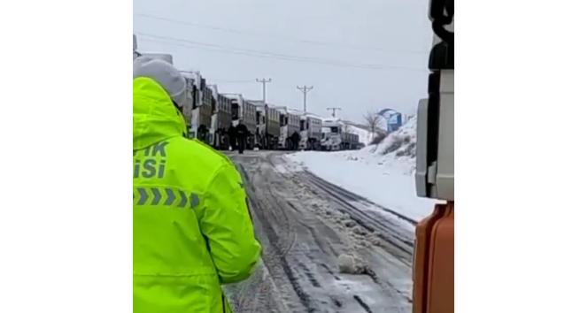 Mardin’de kar yağışı etkili oldu, onlarca tır kuyruğu oluştu