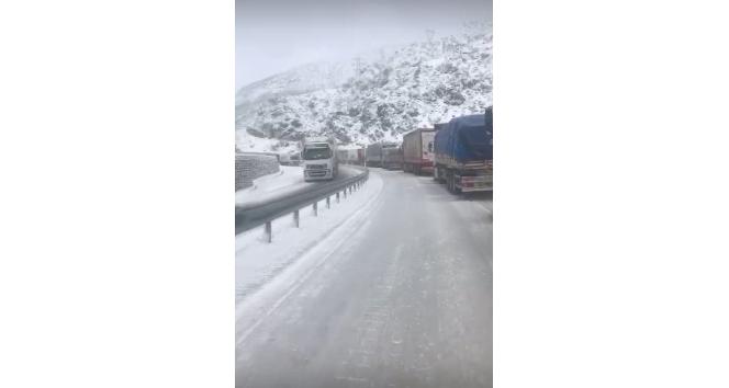 Bitlis’te kar yolları kapattı, kilometrelerce kuyruk oluştu