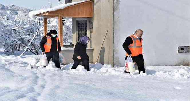 Geçimini hayvancılık ile sağlayan yaşlı kadının yardımına belediye başkanı yetişti
