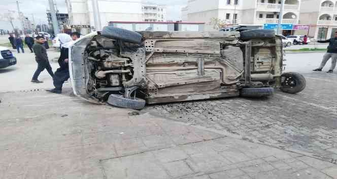 Mardin’de çarpışan araçlar yoldan çıkıp yayalara çarptı: 3 yaralı