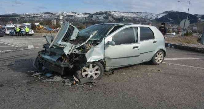 Ordu’da otomobil ile kamyon çarpıştı: 1’i çocuk 3 yaralı