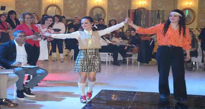 Sivas’ta düzenlenen defile izleyenleri 90’lı yıllara götürdü