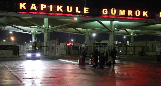 Ukrayna’dan tahliye edilen Türk vatandaşları Kapıkule’den ülkeye giriş yapıyor