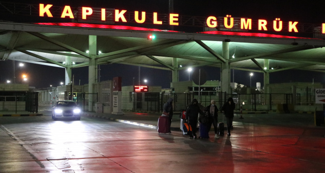 Ukraynadan tahliye edilen Türk vatandaşları Kapıkuleden ülkeye giriş yapıyor
