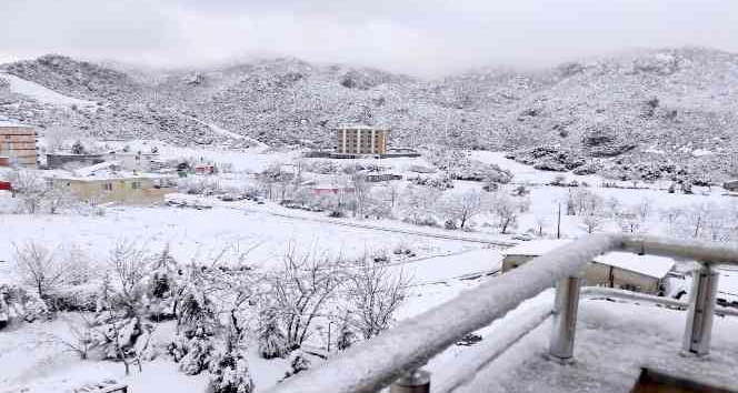Osmaniye’nin yüksek kesimleri beyaza büründü