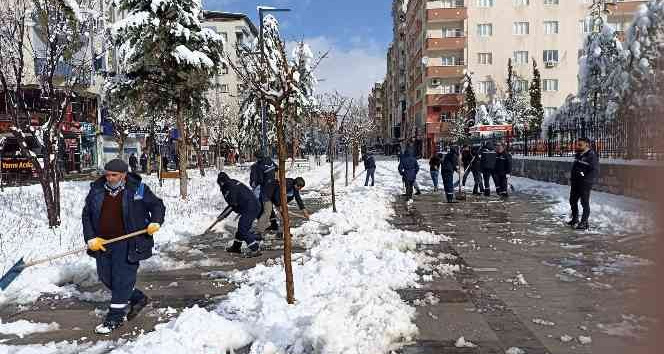 Siirt’te karla mücadele çalışmaları devam ediyor