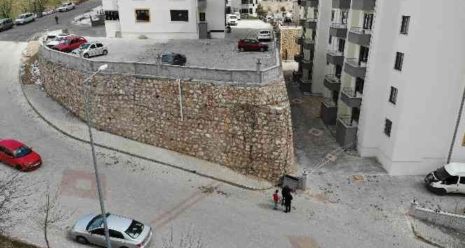 12 katlı binanın istinat duvarında oluşan çatlaklar endişelendirdi