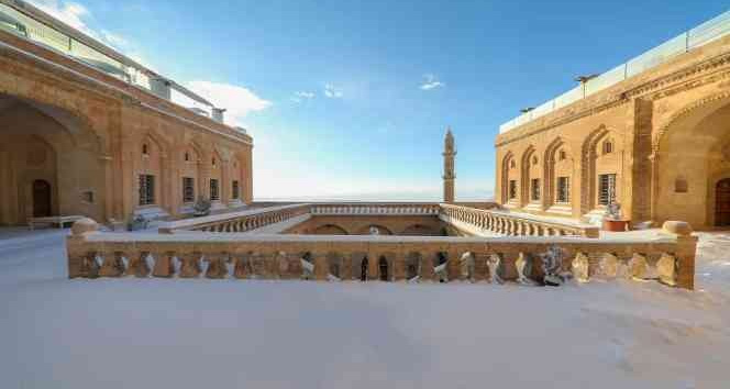 Beyaz gelinliğini giyen Mardin’de kartpostallık manzaralar oluştu