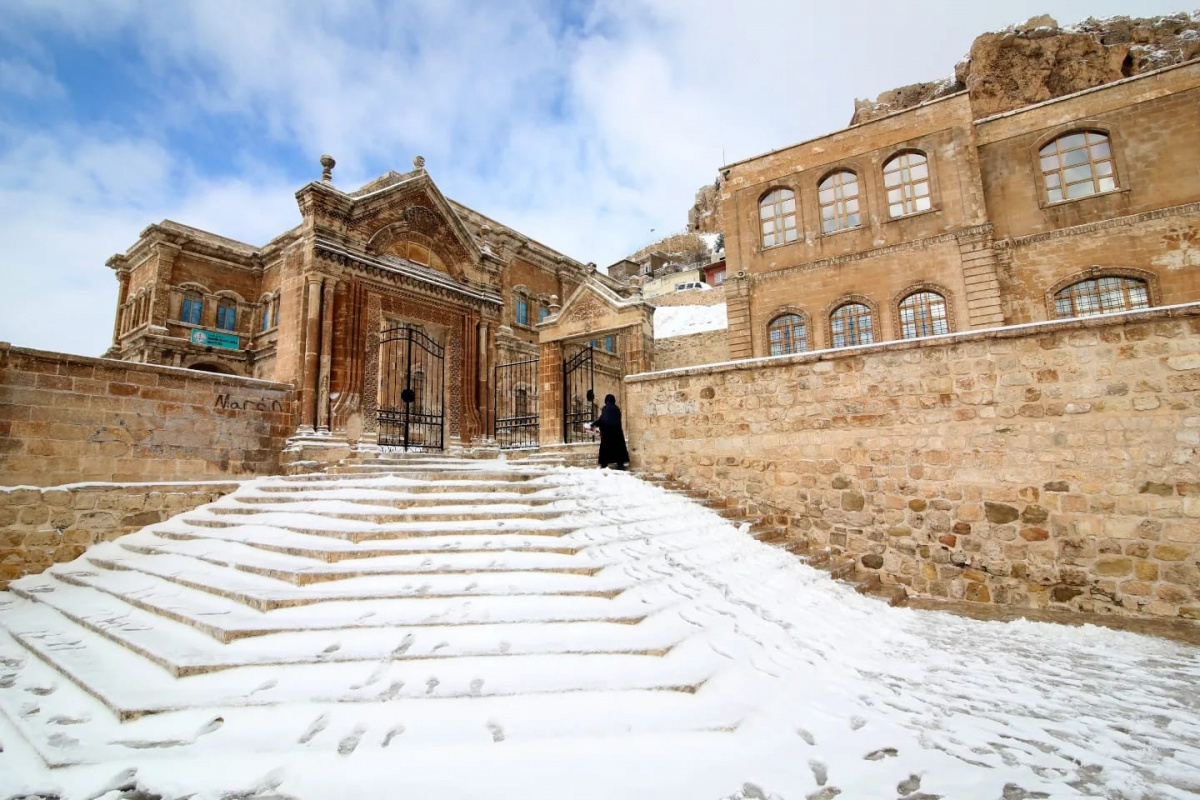 Beyaz gelinliğini giyen Mardin'de kartpostallık manzaralar oluştu