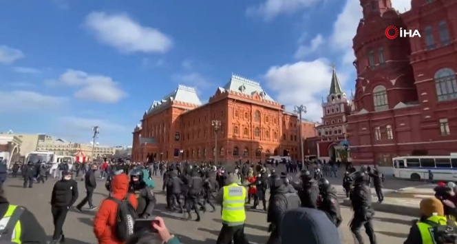 Rusyada savaş karşıtı gösterilere polisten gine kaba müdahale