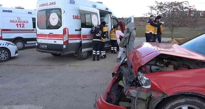 Kırıkkale’de hafif ticari araç ile otomobil çarpıştı