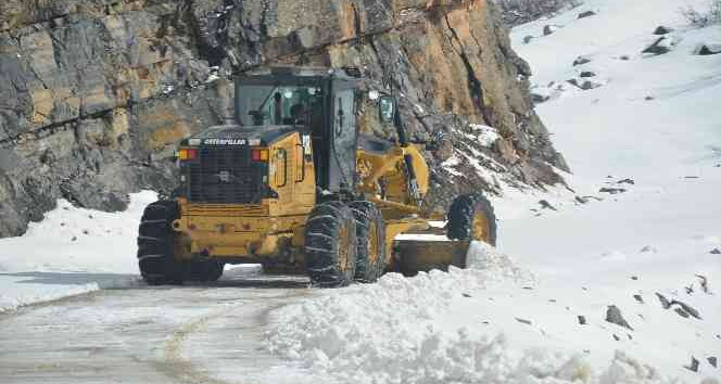 Şırnak’ta kapalı köy yolları açıldı