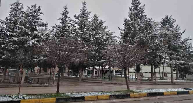 Yavuzeli’nde kar yağışının ardından buzlanma meydana geldi