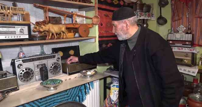 Müze havası verdiği ’Türk köşesi’ odasında antika eşyalarını sergiliyor