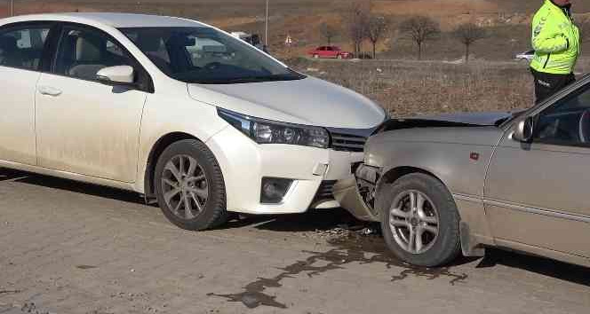 İki otomobil kafa kafaya çarpıştı: 2’si çocuk 4 yaralı