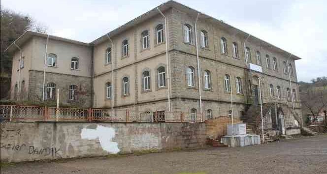 5 yıl önce kapatılan tarihi Tirebolu Lisesinin yeniden açılması isteniyor