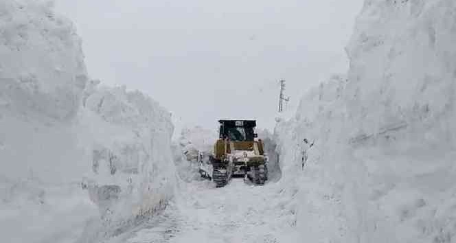Mart ayında iş makinelerinin boyunu geçen kar ile mücadele