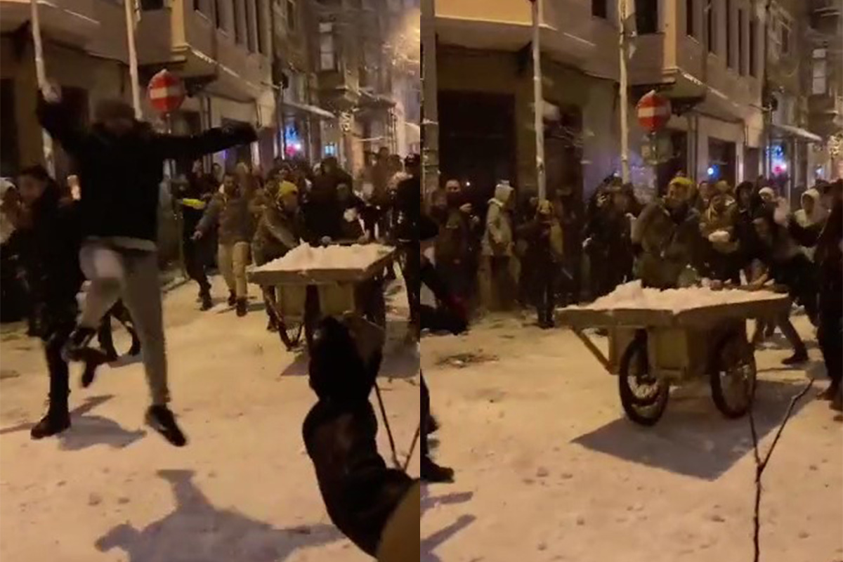 Kadıköy'de el arabasına yükledikleri karları atarak kartopu savaşı yaptılar